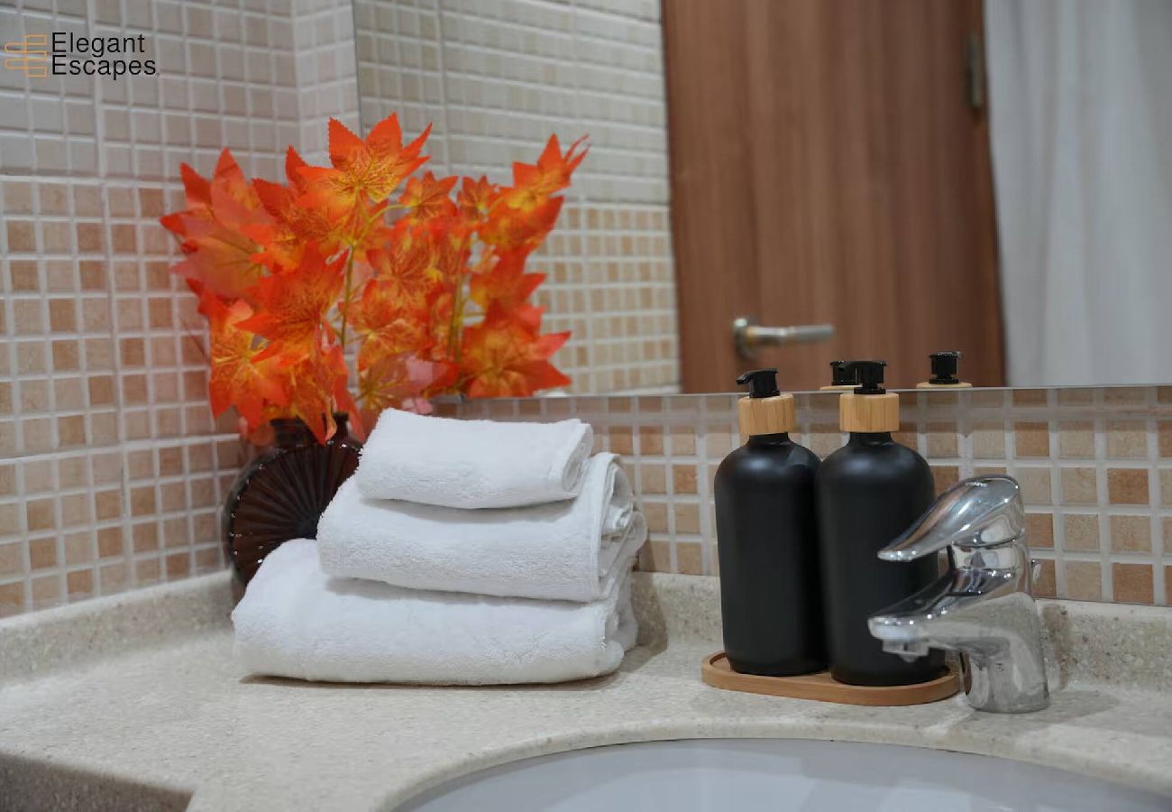 Apartment in Dubai - Luxury 1BR with Balcony in Dubai Marina 