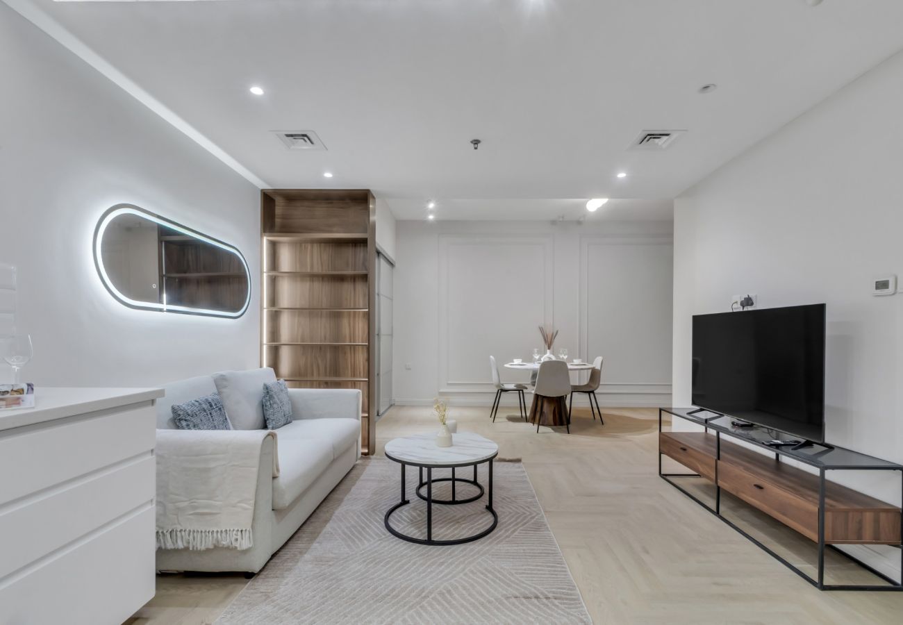 Apartment in Dubai - Luxury 1BR with Balcony in Dubai Marina 