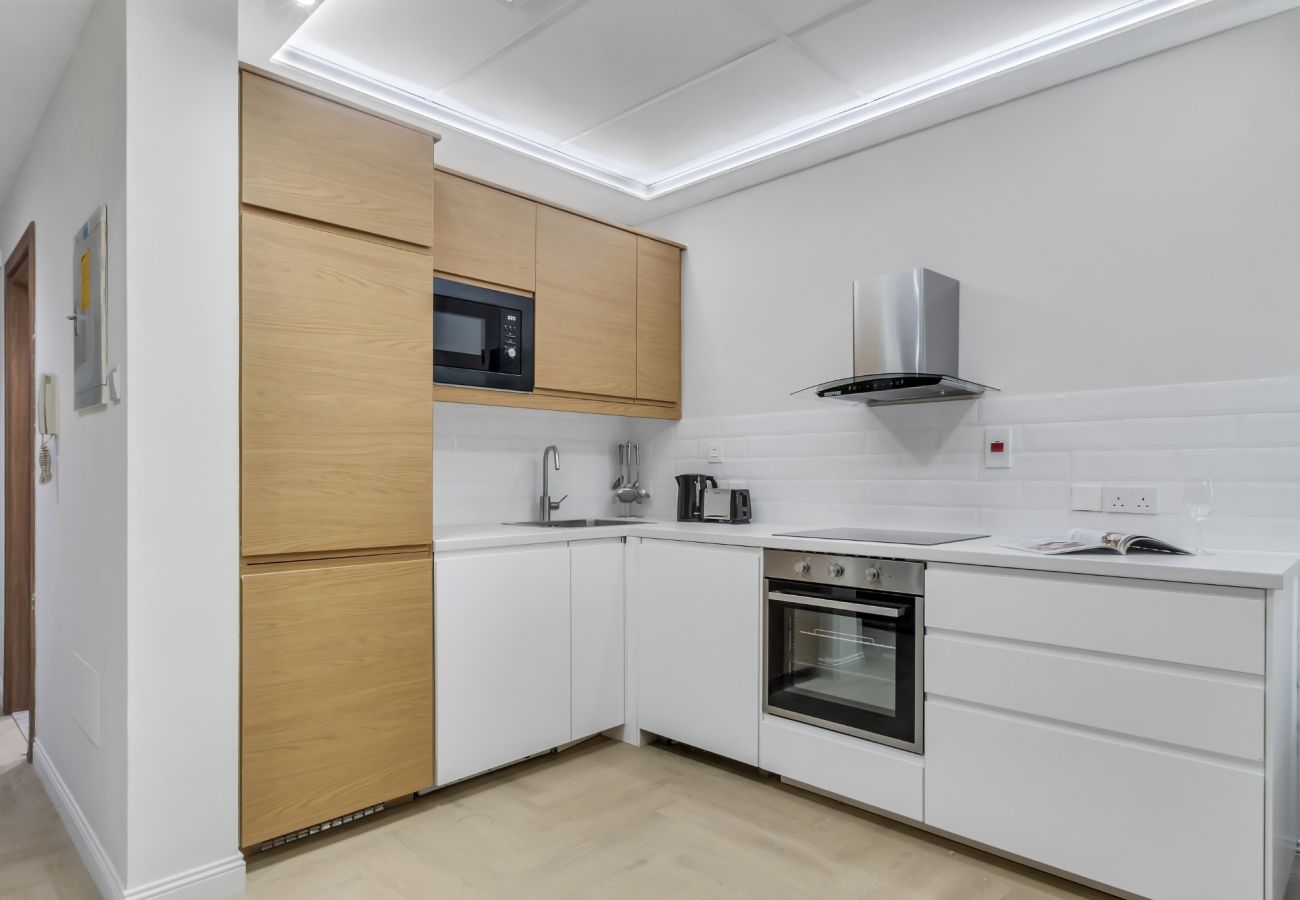 Apartment in Dubai - Luxury 1BR with Balcony in Dubai Marina 