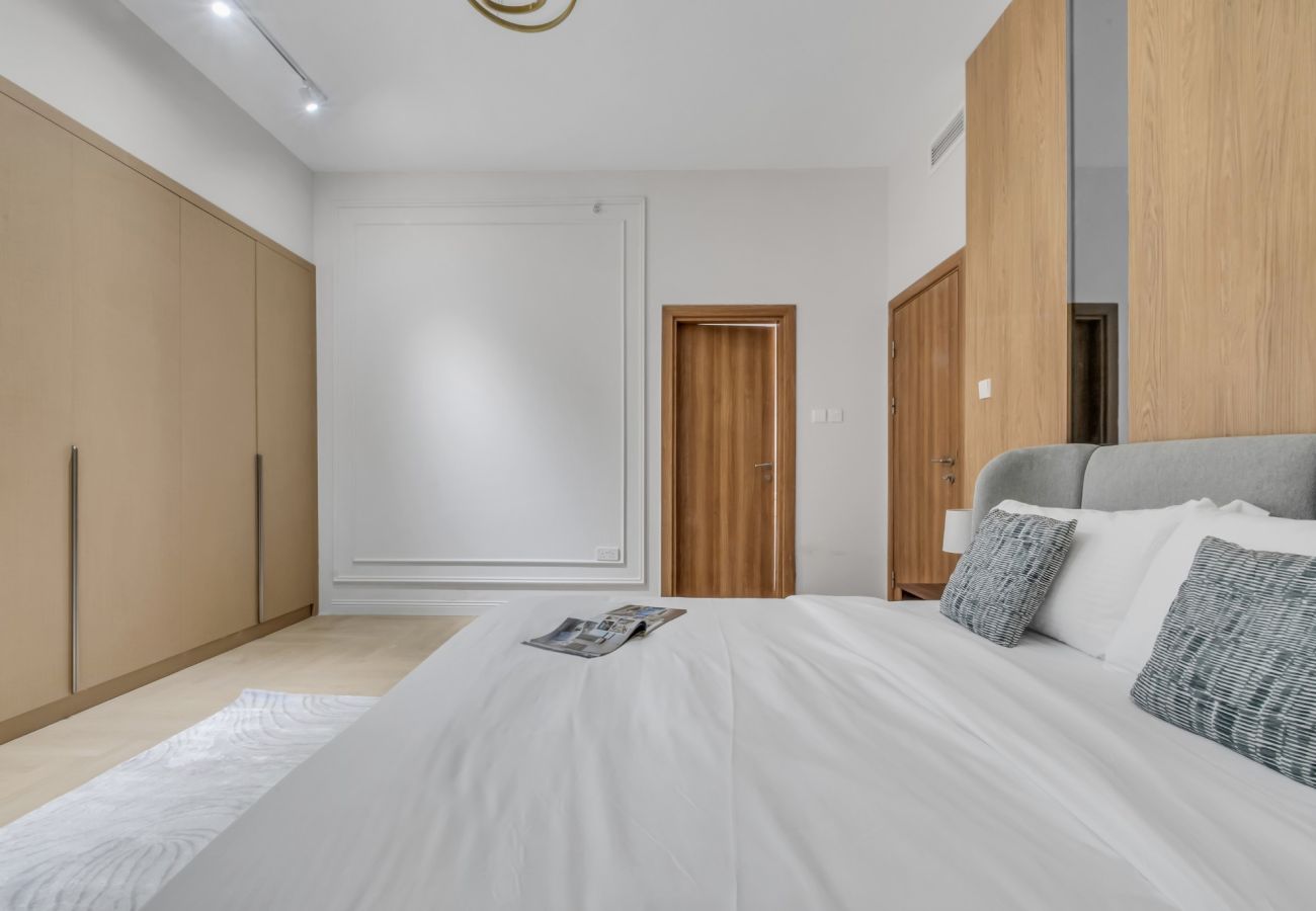 Apartment in Dubai - Luxury 1BR with Balcony in Dubai Marina 