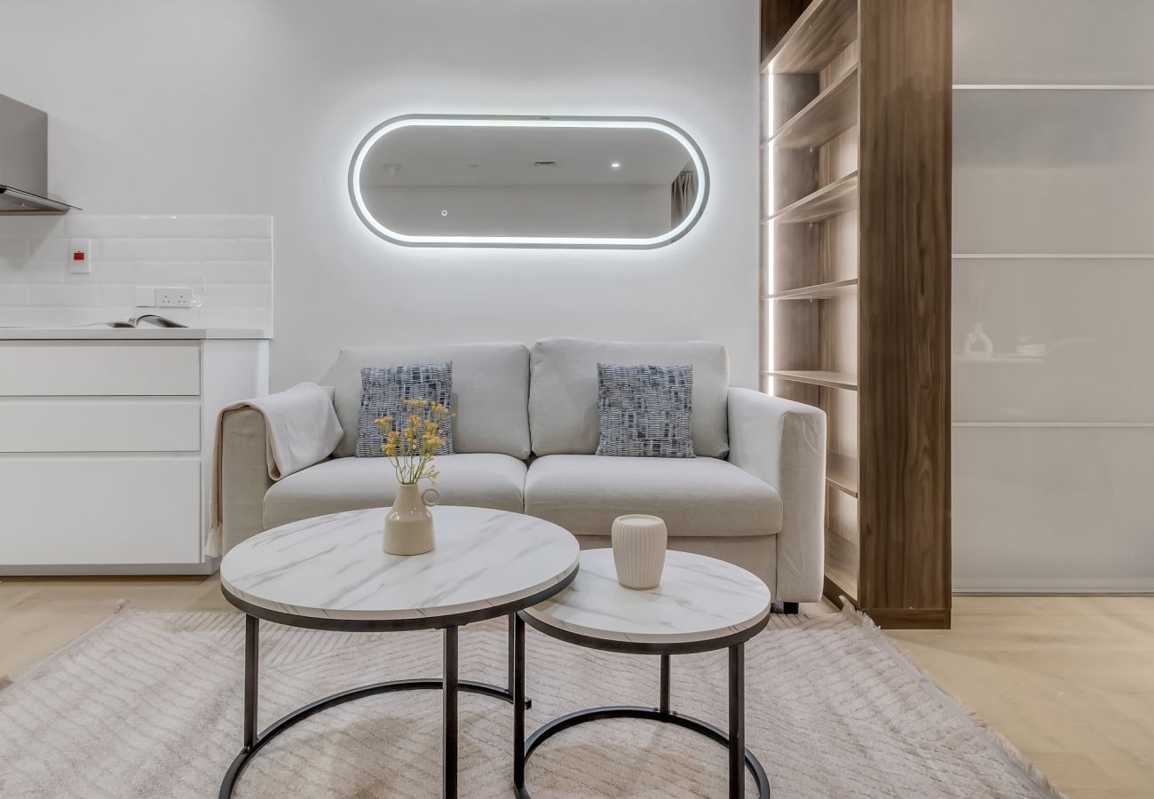 Apartment in Dubai - Luxury 1BR with Balcony in Dubai Marina 