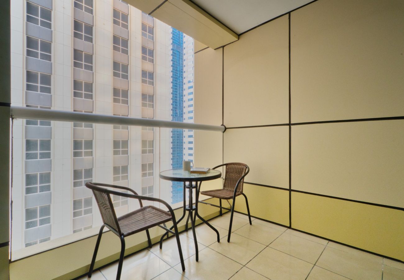 Apartment in Dubai - Luxury 1BR with Balcony in Dubai Marina 