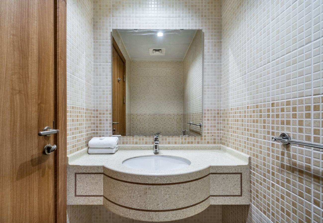 Apartment in Dubai - Luxury 1BR with Balcony in Dubai Marina 