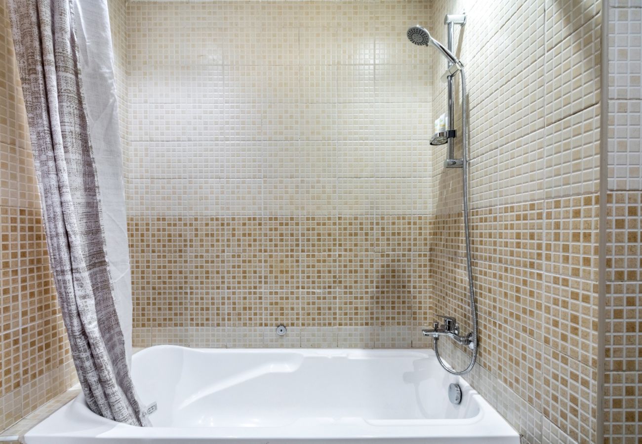 Apartment in Dubai - Luxury 1BR with Balcony in Dubai Marina 