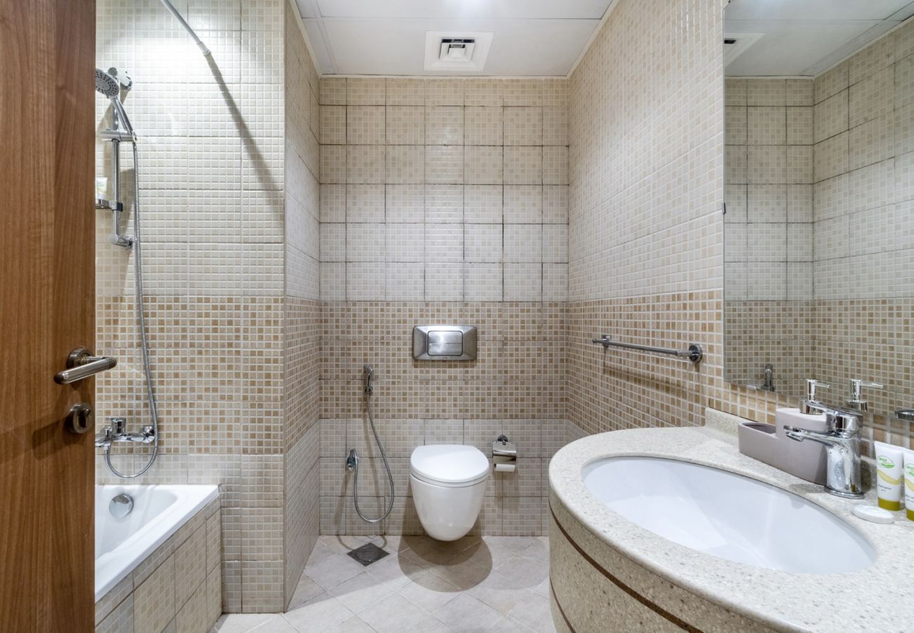 Apartment in Dubai - Luxury 1BR with Balcony in Dubai Marina 