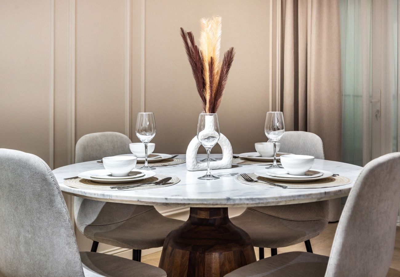 Apartment in Dubai - Luxury 1BR with Balcony in Dubai Marina 