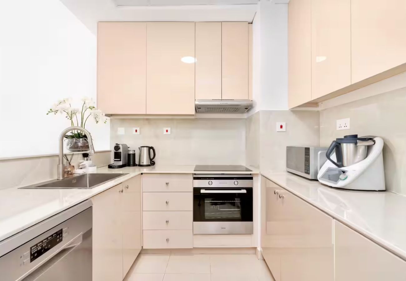 Apartment in Dubai - Stylish 1BR Apartment with Partial Sea View 
