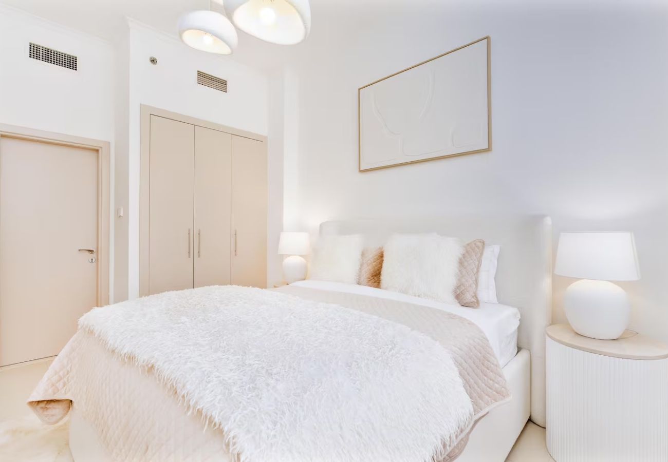 Apartment in Dubai - Stylish 1BR Apartment with Partial Sea View 