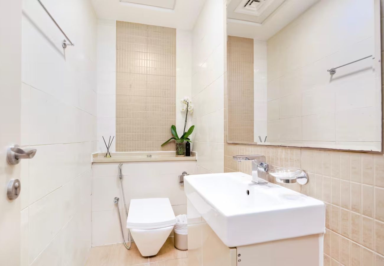 Apartment in Dubai - Stylish 1BR Apartment with Partial Sea View 