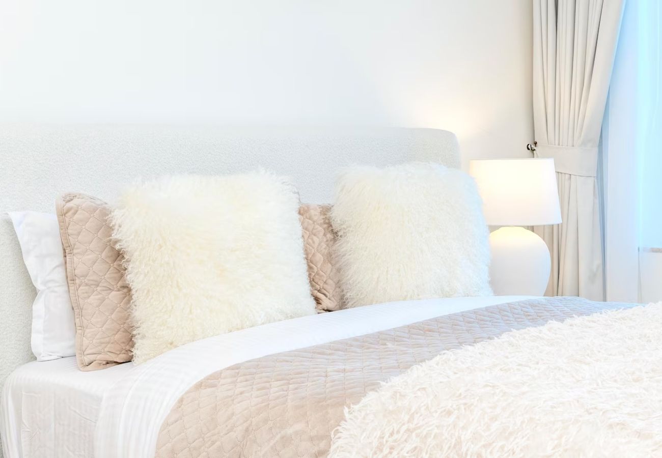 Apartment in Dubai - Stylish 1BR Apartment with Partial Sea View 
