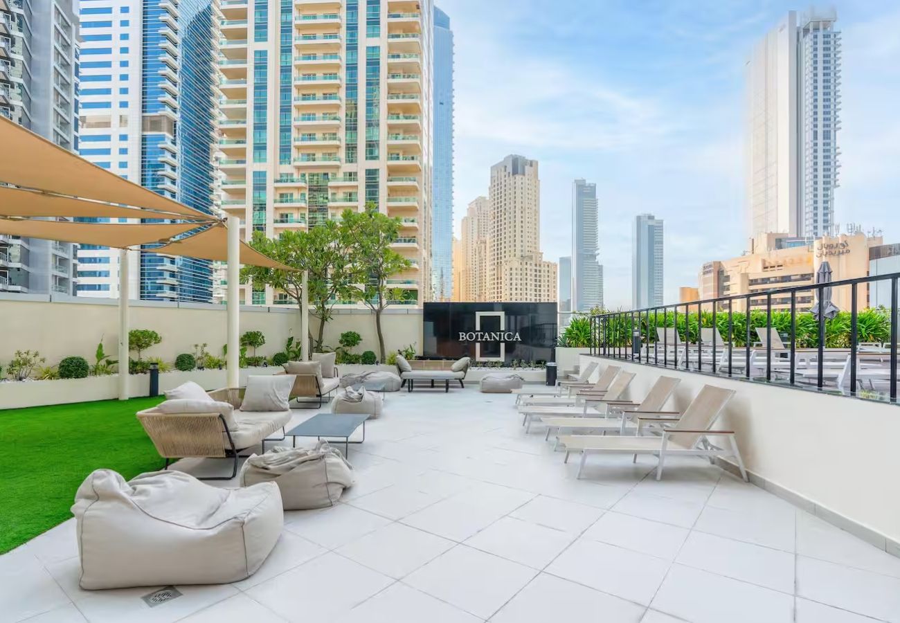 Apartment in Dubai - Stylish 1BR Apartment with Partial Sea View 