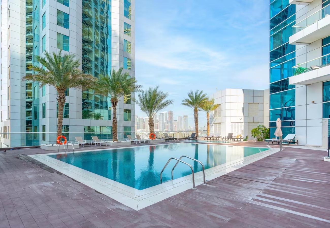 Apartment in Dubai - Stylish 1BR Apartment with Partial Sea View 