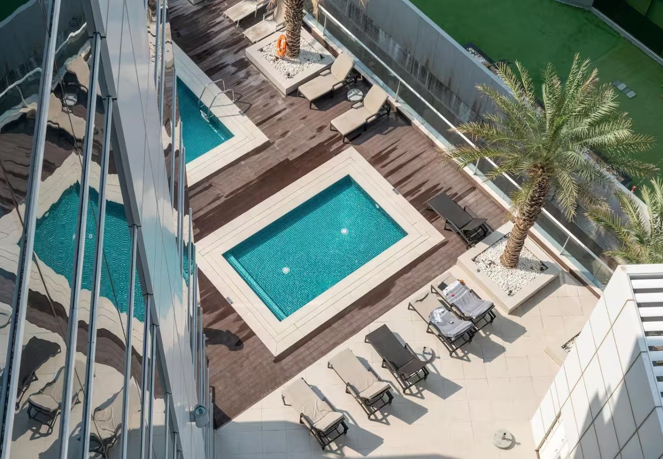 Apartment in Dubai - Stylish 1BR Apartment with Partial Sea View 