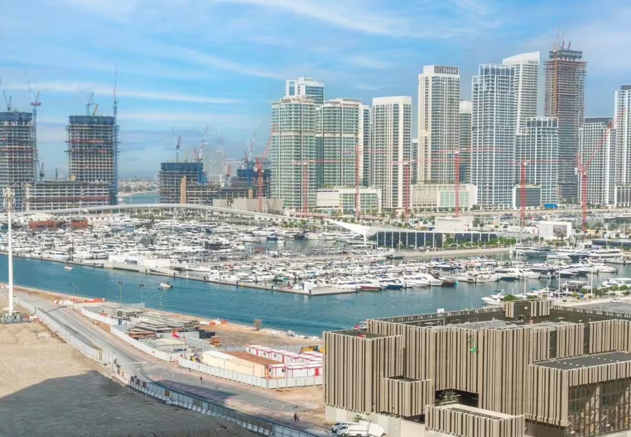 Apartment in Dubai - Stylish 1BR Apartment with Partial Sea View 