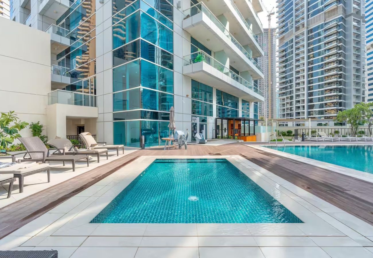 Apartment in Dubai - Stylish 1BR Apartment with Partial Sea View 